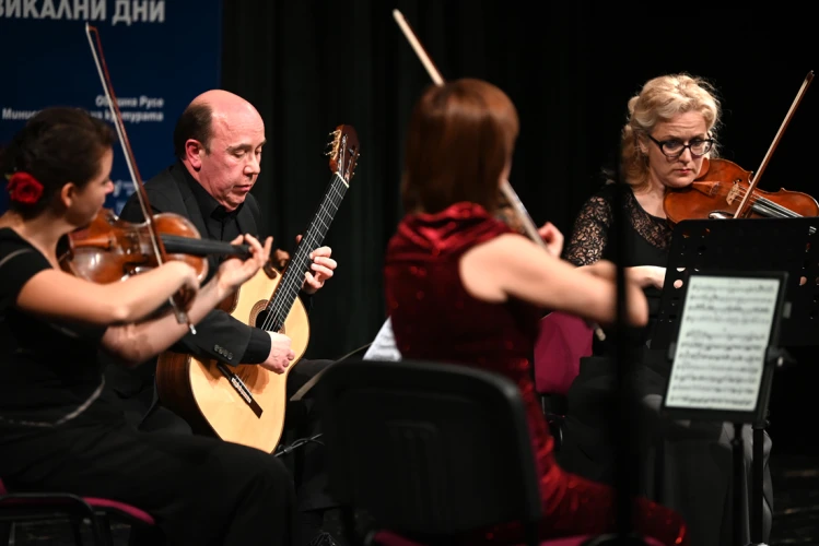 Струнен Квартет ФРОШ | Мигел Трапага Санчес – китара  6